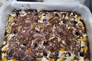 Desert negresa cu urda, mure si piersici