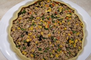 Tarta cu carne tocata si legume