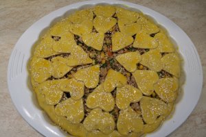 Tarta cu carne tocata si legume