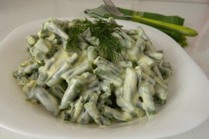 Salata de fasole verde cu iaurt si usturoi