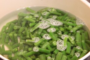 Salata de fasole verde cu iaurt si usturoi