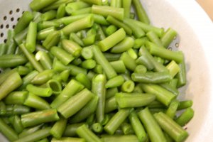 Salata de fasole verde cu iaurt si usturoi