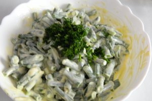 Salata de fasole verde cu iaurt si usturoi