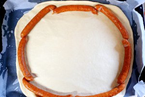 Pizza cu coronita de cabanosi