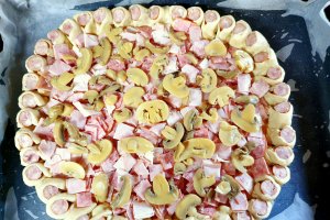 Pizza cu coronita de cabanosi