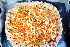 Pizza cu coronita de cabanosi