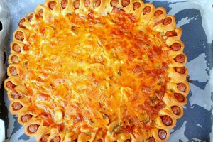 Pizza cu coronita de cabanosi