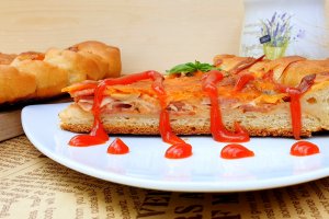 Pizza cu coronita de cabanosi