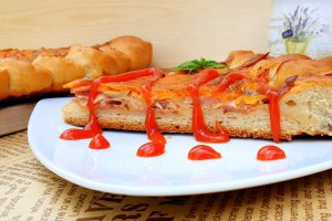 Pizza cu coronita de cabanosi