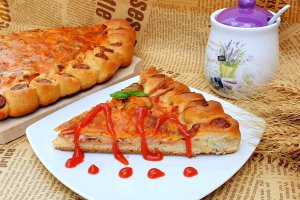 Pizza cu coronita de cabanosi
