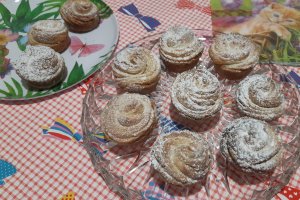 Desert cruffins umplute cu nuca
