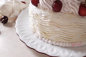 Desert tort cu nuci, crema de unt si cirese