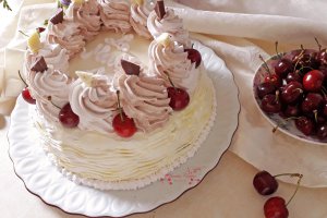 Desert tort cu nuci, crema de unt si cirese