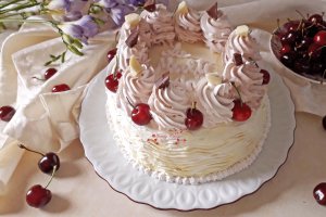 Desert tort cu nuci, crema de unt si cirese