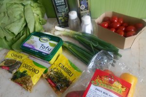 Salata cu tofu, ardei mini, ceapa verde si rosii cherry