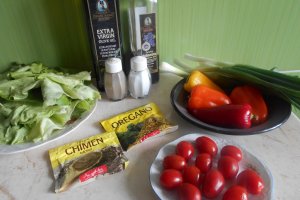 Salata cu tofu, ardei mini, ceapa verde si rosii cherry