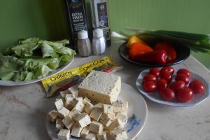 Salata cu tofu, ardei mini, ceapa verde si rosii cherry