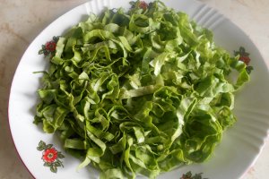 Salata cu tofu, ardei mini, ceapa verde si rosii cherry