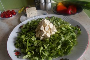 Salata cu tofu, ardei mini, ceapa verde si rosii cherry