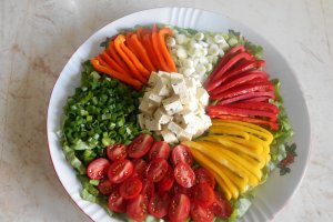 Salata cu tofu, ardei mini, ceapa verde si rosii cherry