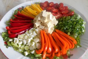 Salata cu tofu, ardei mini, ceapa verde si rosii cherry
