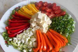 Salata cu tofu, ardei mini, ceapa verde si rosii cherry