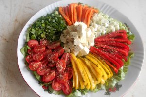 Salata cu tofu, ardei mini, ceapa verde si rosii cherry