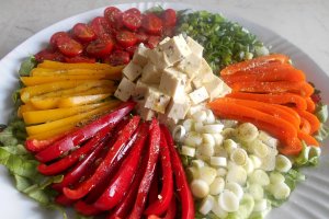 Salata cu tofu, ardei mini, ceapa verde si rosii cherry