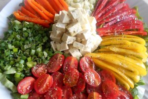 Salata cu tofu, ardei mini, ceapa verde si rosii cherry
