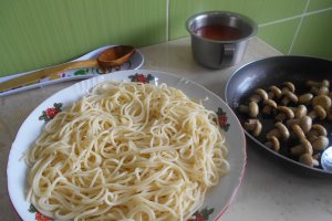 Spaghete cu ciupercute si sos tomat