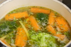 Supa de pui cu taitei lati si broccoli