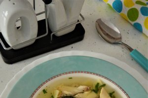 Supa de pui cu taitei lati si broccoli