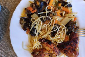 Aripioare de pui cu legume wok si taitei chinezesti