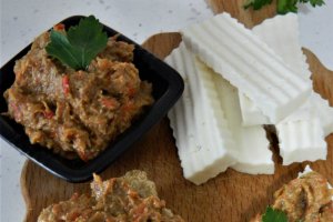 Salata de vinete cu ardei kapia si nuci