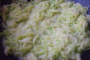 Salata de dovlecel cu sos de iaurt si usturoi