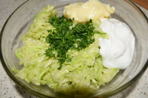 Salata de dovlecel cu sos de iaurt si usturoi