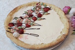 Desert tarta cu capsuni, crema de vanilie si apa de trandafiri