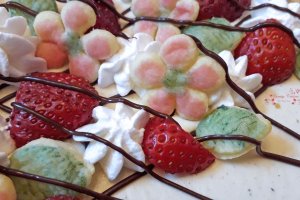 Desert tarta cu capsuni, crema de vanilie si apa de trandafiri