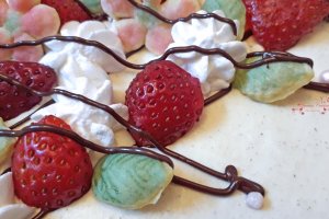 Desert tarta cu capsuni, crema de vanilie si apa de trandafiri