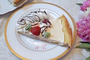 Desert tarta cu capsuni, crema de vanilie si apa de trandafiri