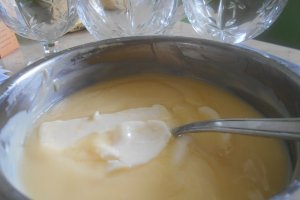 Desert crema de vanilie si capsuni, la cupe