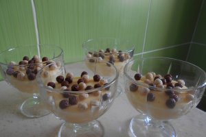 Desert crema de vanilie si capsuni, la cupe