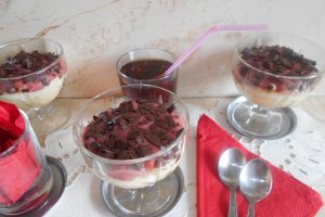 Desert crema de vanilie si capsuni, la cupe