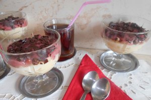 Desert crema de vanilie si capsuni, la cupe
