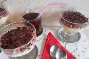 Desert crema de vanilie si capsuni, la cupe