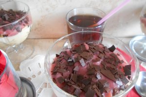 Desert crema de vanilie si capsuni, la cupe