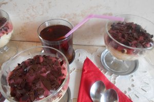 Desert crema de vanilie si capsuni, la cupe