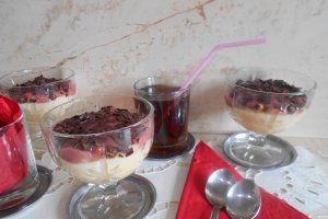 Desert crema de vanilie si capsuni, la cupe