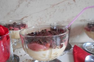 Desert crema de vanilie si capsuni, la cupe