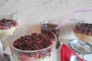 Desert crema de vanilie si capsuni, la cupe